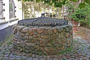 Brunnen hinter dem Haus