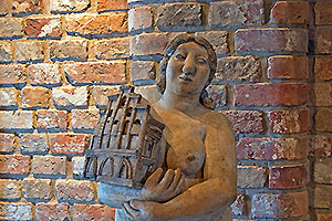 Skulptur „Frau mit Giebelhaus“