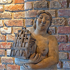 Skulptur „Frau mit Giebelhaus“
