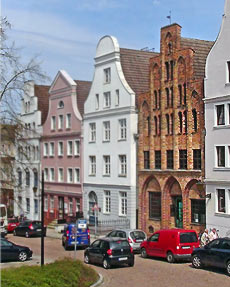 Hausbaumhaus zwischen anderen Giebelhäusern in der Wokrenter Straße